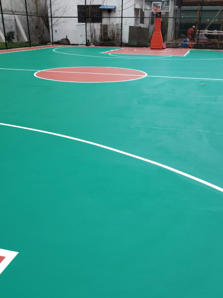 覃塘 球场长期使用易出现地面开裂